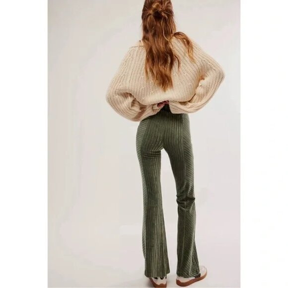 NWT Free People Slim Pull-On Velvet Flare Pants in Laurel Wreath Green, Size XS - Picture 3 of 5